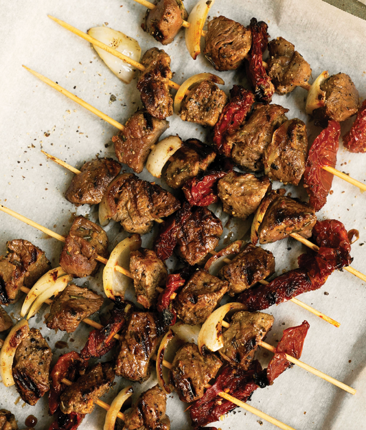 Brochetas de carne y tomates deshidratados